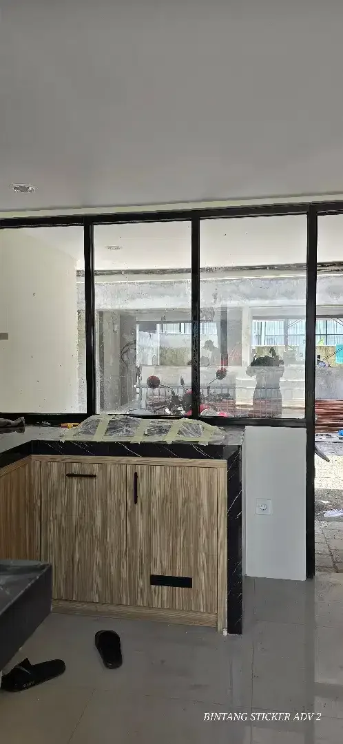 Pemasangan sticker sunblast di kamar mandi, ada riben kaca film - Home & Garden in Bali