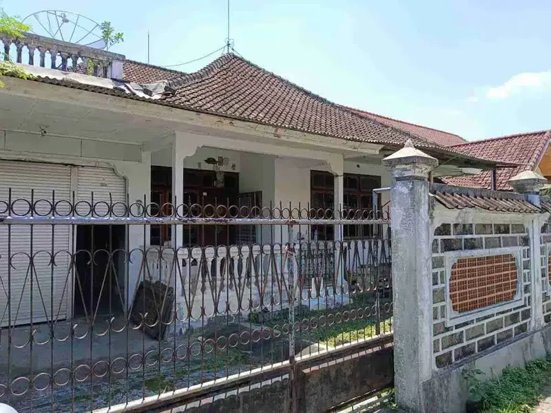 Tanah Bonus Rumah Lama Strategis Imam Bonjol Utara - Real Estate in Bali