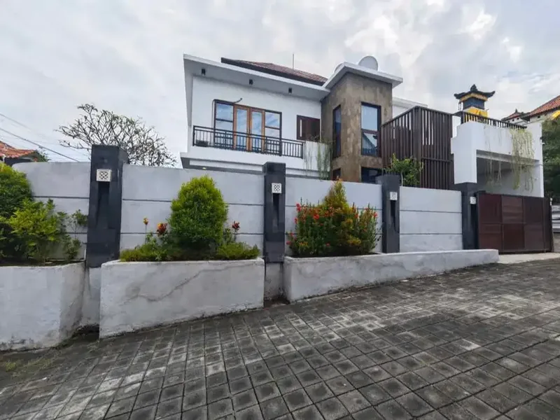 DIJUAL RUMAH SEMI VILLA DI GATSU BARAT DENPASAR BARAT - Real Estate in Bali