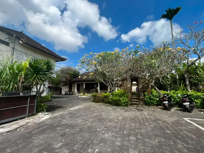 FOR SALE HOTEL BINTANG 3 KAWASAN PREMIUM DI BATUBELIG SEMINYAK - Bali in Bali