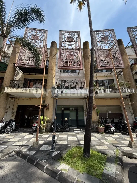 Ruko 3 Lantai View Taman di Istana Kuta Galeria, Kuta, Bali - Real Estate in Bali