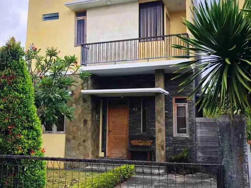Jual Rumah 2lt dengan Halaman Luas Lokasi perumahan di Pemogan Denpasar Selatan Dekat dengan Bandara.rg - Real Estate in Bali