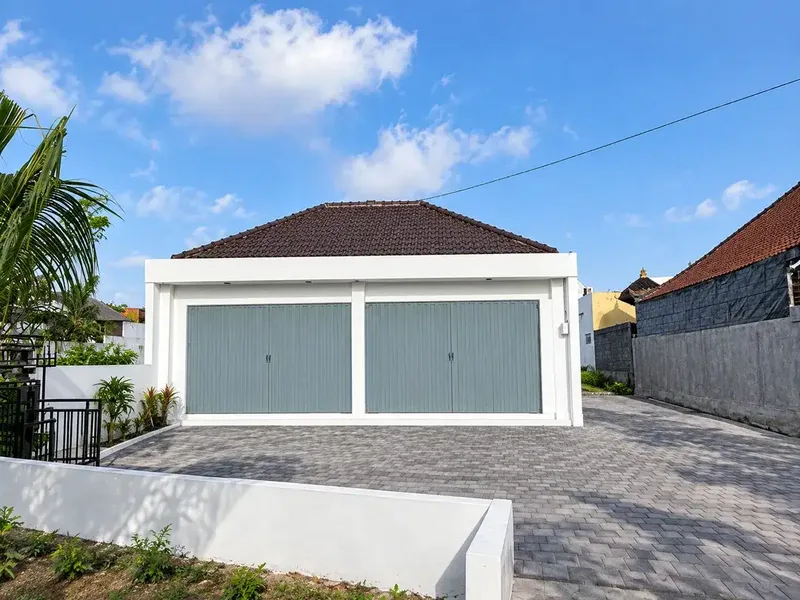 BANGUNAN BARU STRATEGIS UNTUK DISEWAKAN DI KEROBOKAN - Real Estate in Bali