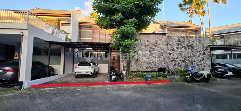 Dijual Rumah di Sunset Road Kuta Area Strategis ke Pusat Perbelanjaan - Bali in Bali
