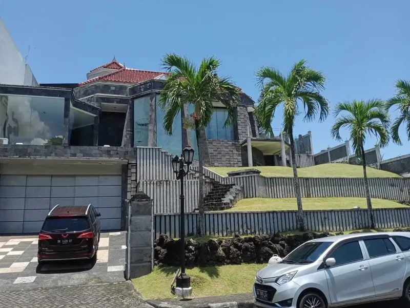 FOR SALE RUMAH MEWAH 4BR KONTRUKSI BAGUS STARTEGIS DI DENPASAR - Real Estate in Bali