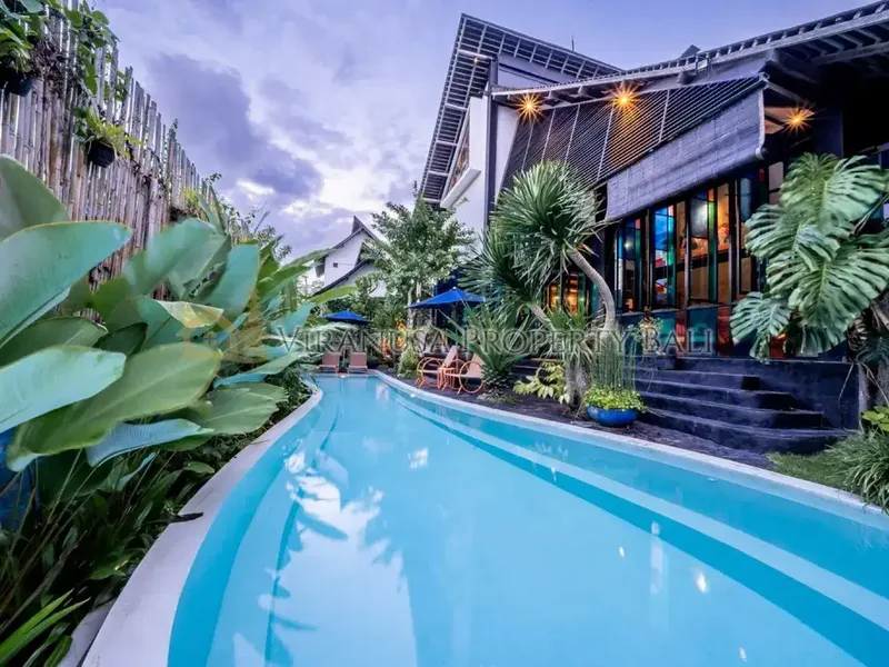 Villa Arsitektural Indochine 3 Kamar dengan Taman Luas di Uluwatu - Real Estate in Bali