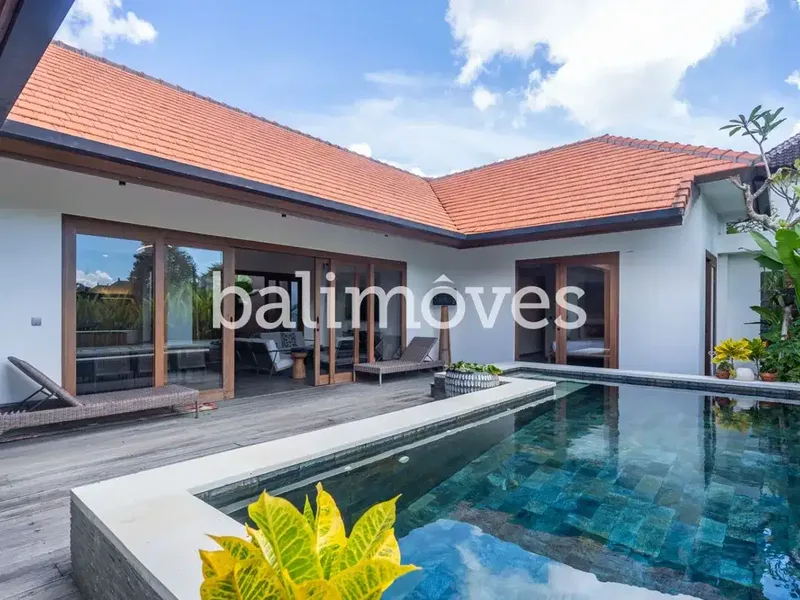Vila Tiga Kamar Tidur yang Menawan di Tepi Pantai Sanur - Real Estate in Bali