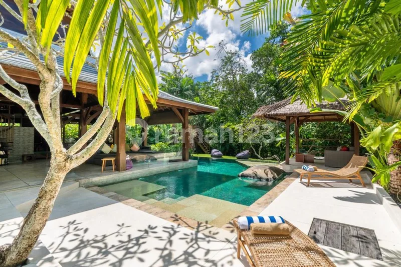Yearly Rental, 3 Bedrooms Villa With Big Garden In Berawa, Canggu - Real Estate in Bali