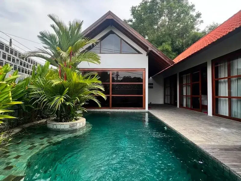 Villa Modern 3 Kamar Tidur Full Furnished Disewakan di Kerobokan - Real Estate in Bali