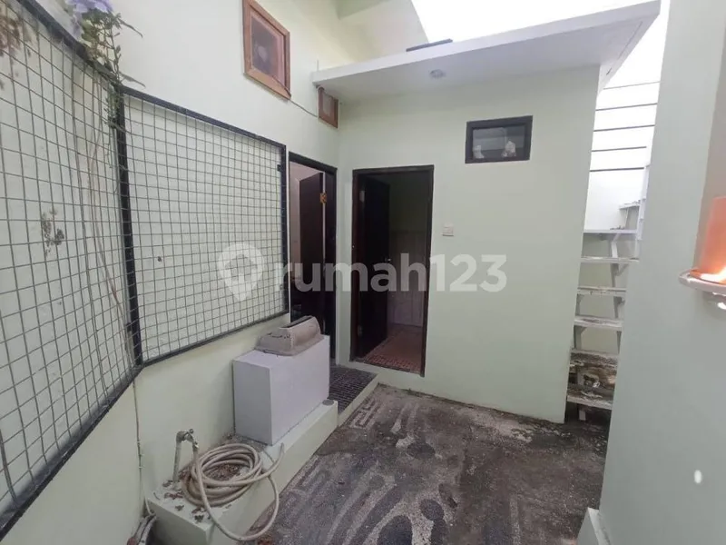 Rumah Semi Furnished Lingkungan Tenang Taman Sari Kerobokan, Bali - Real Estate in Bali