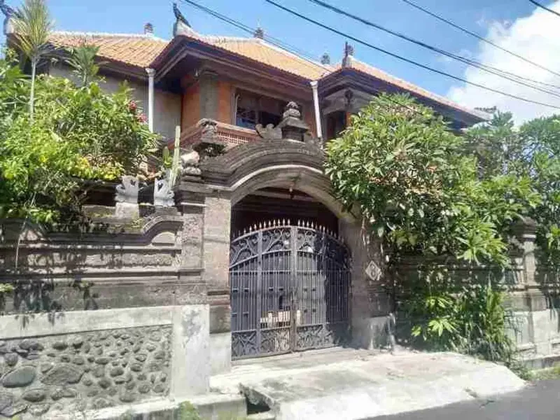 Tanah Luas Bonus Rumah Dekat Gatsu Barat Denpasar - Real Estate in Bali