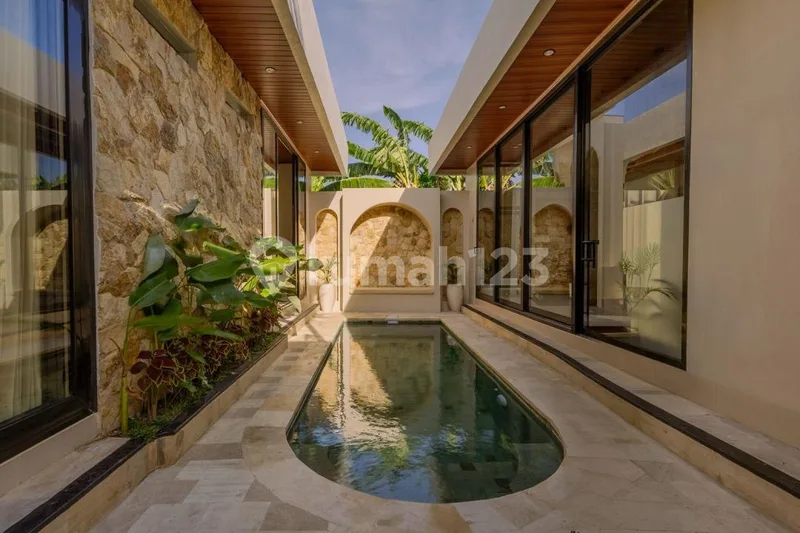 Disewa Villa Modern Tropical Dekat Pantai Canggu #6346 - Real Estate in Bali