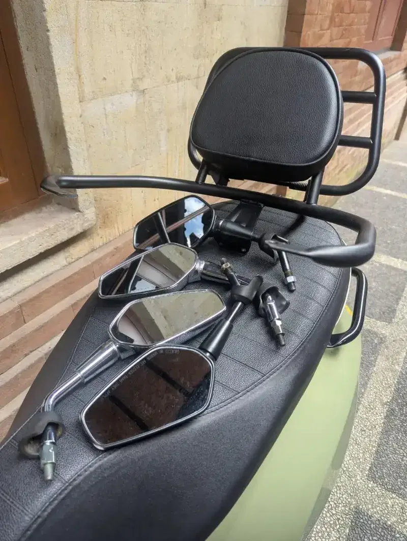 Spion Vespa Sprint 2024 dan Rak belakangnya - Vehicles in Bali