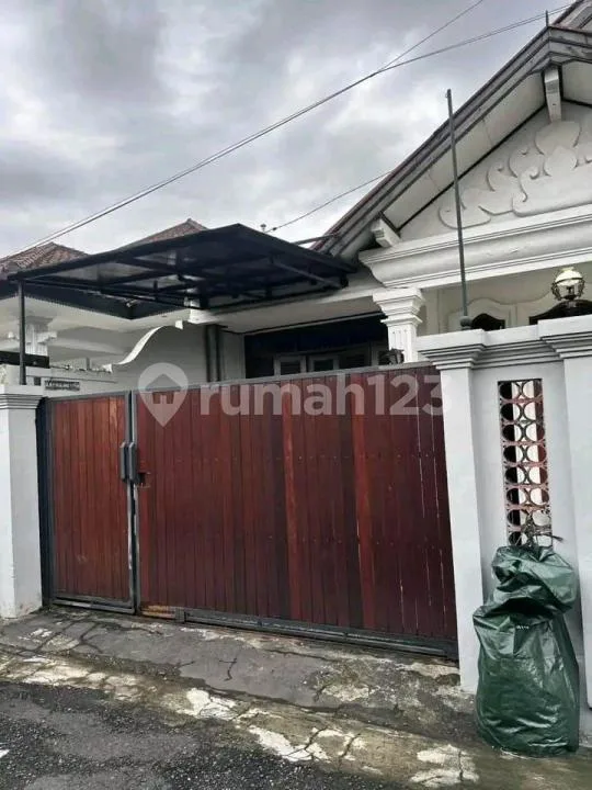 Rumah Luas 4 Kamar Tidur Semi Furnished Denpasar Barat - Bali in Bali