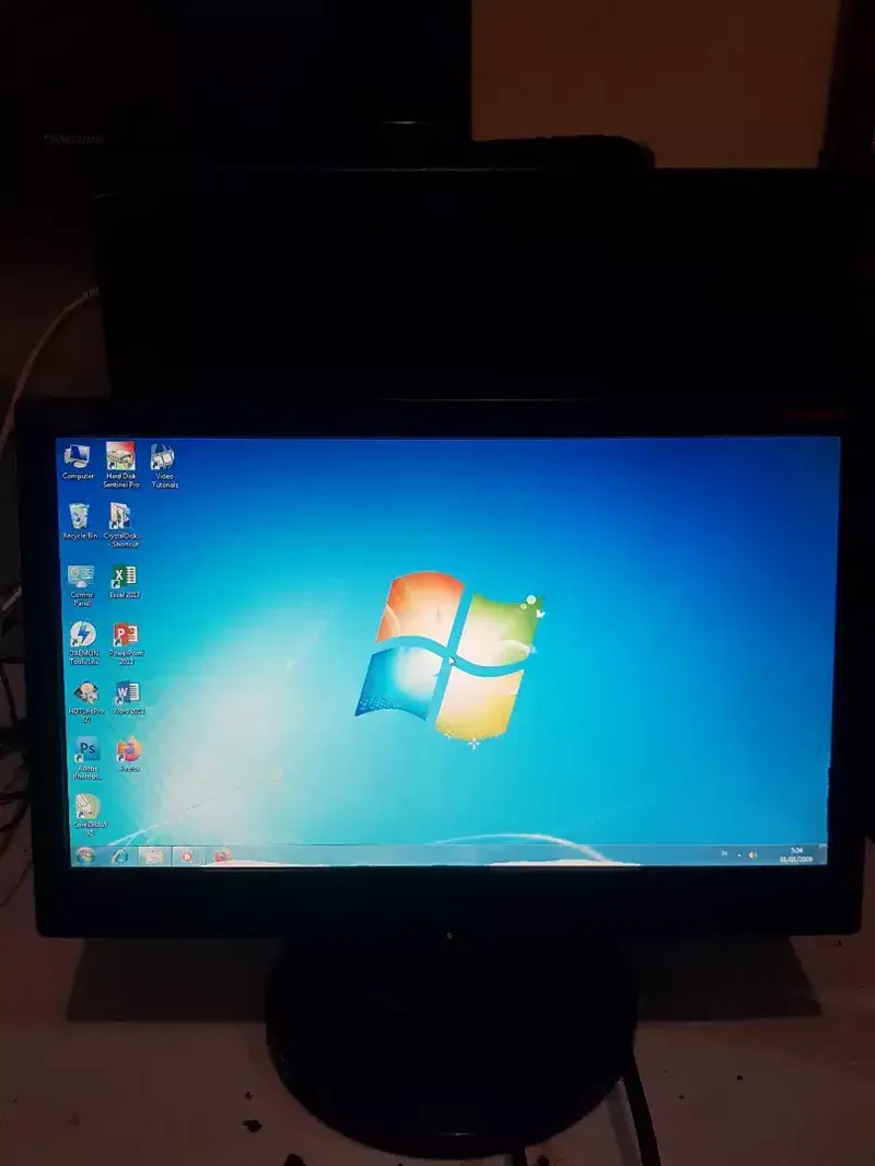 Monitor LCD GTC 16 inc - Electronics in Bali