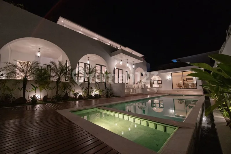 4Br Mediterranean Freehold Villa, Walk To Finns & Beach, Berawa - Bali in Bali