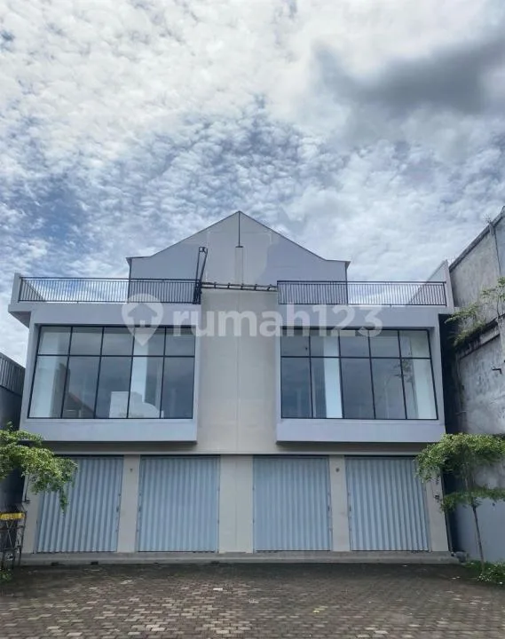 Di Jual 2 Ruko Gandeng, 3 Lantai Roof Top - Bali in Bali