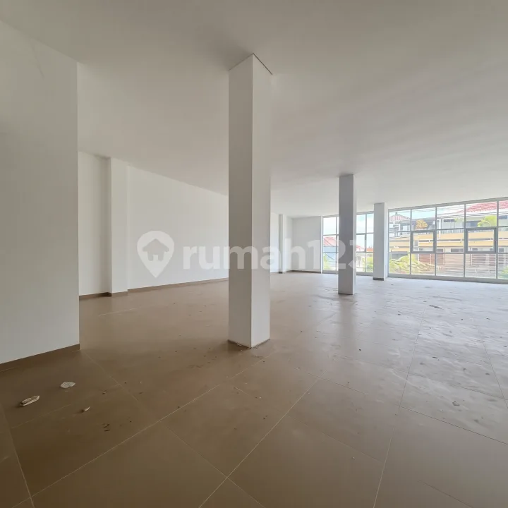 Ruko Baru 3 Lantai Dekat Sekolahan, Villa2 , di Jalan Utama - Bali in Bali