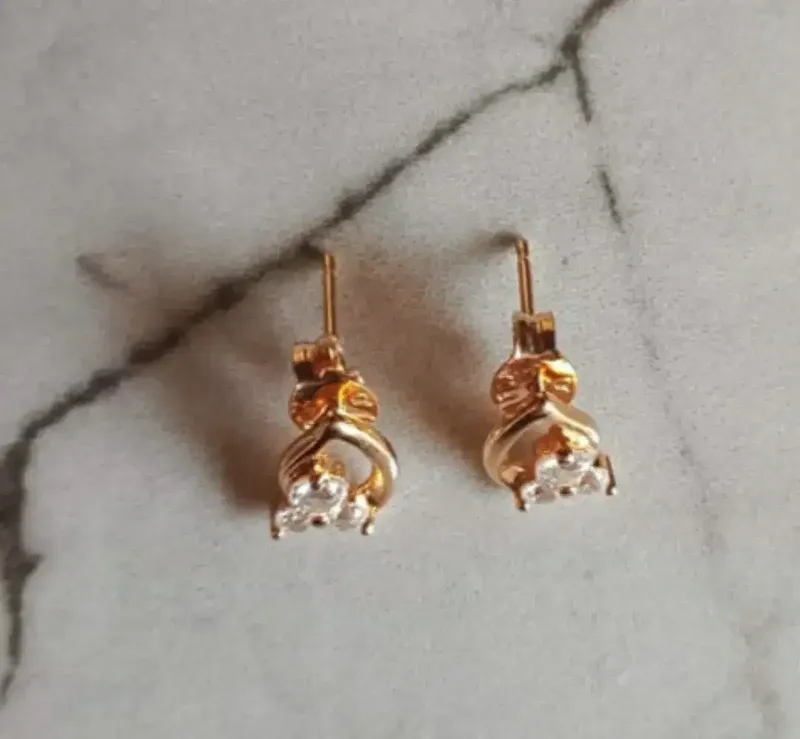 Anting dan liontin emas - Fashion in Bali