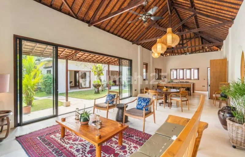Villa Luas dan Nyaman 5 Kamar Tidur di Jimbaran - Bali in Bali