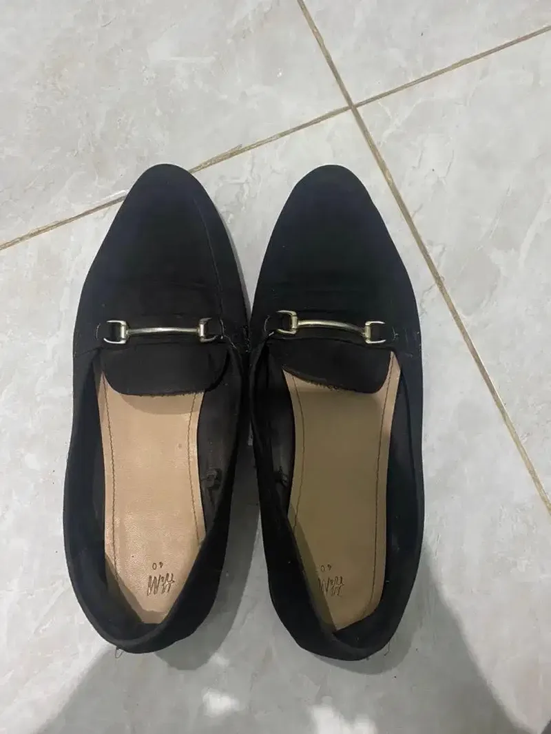 Sepatu hitam merk hm - Fashion in Bali