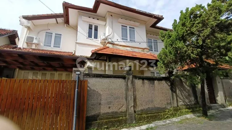 Min 2 Th Villa 4 KT Raya Semer Kerobokan Kuta Utara Badung - Real Estate in Bali