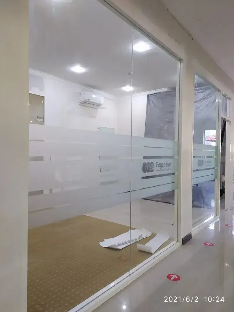 Yg mau pasang stiker untuk rumah villa toko sticker sanblas kaca film - Services in Bali