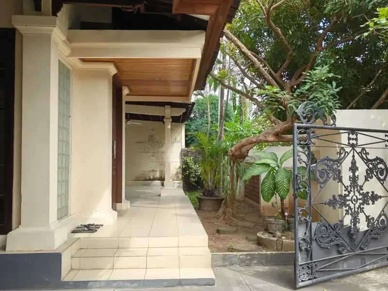 FOR SALE TANAH BONUS BANGUNAN SIAP HUNI BEBAS BANJIR LOKASI SUPER PREMIUM RENON - Real Estate in Bali