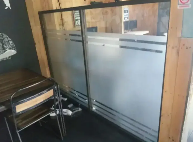 Partisi kantor pasang stiker Sanblas dan Kaca Film dengn cutting garis - Other in Bali