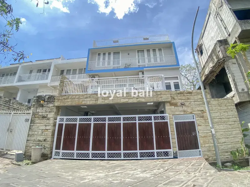 Rumah dengan pemandangan laut di Benoa, Bali - Real Estate in Bali