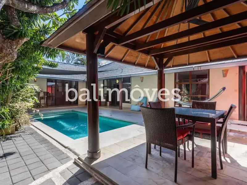 Vila Tiga Kamar Tidur yang Menawan di Kawasan Pantai Sanur - Real Estate in Bali