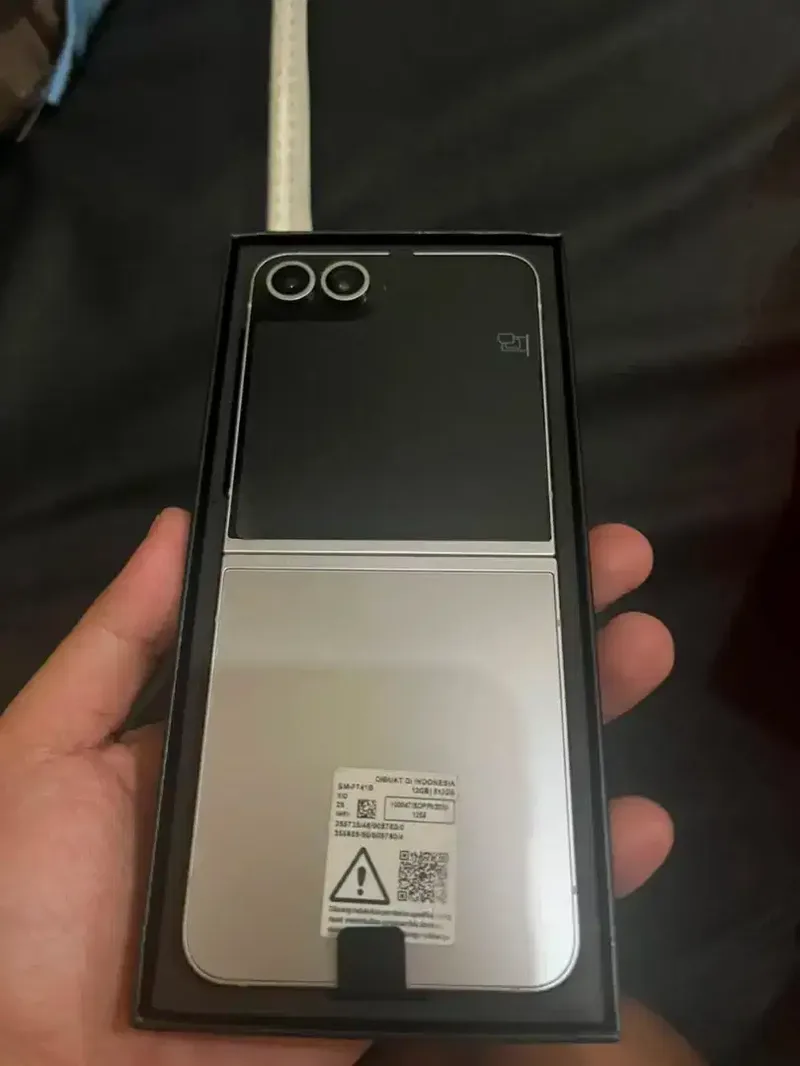 Dijual cepat samsung Z flip 6 12/512gb - Electronics in Bali