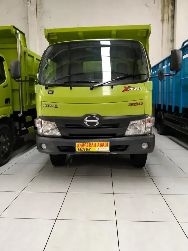 Hino Dutro Dump Truck 2023 - Vehicles in Bali