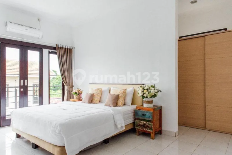 Dijual - Villa 6 Kamar Tidur, Baru Renovasi di Jimbaran - Bali in Bali