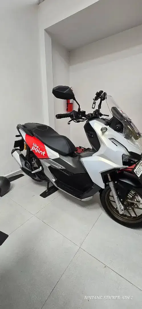 Pemasangan sticker di motor bisa requies, pengerjaan rapi dan cepat - Vehicles in Bali