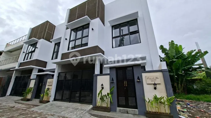 Disewakan 2 Unit Rumah Lantai Dua Dekat Pantai Kuta Badung Bali - Real Estate in Bali