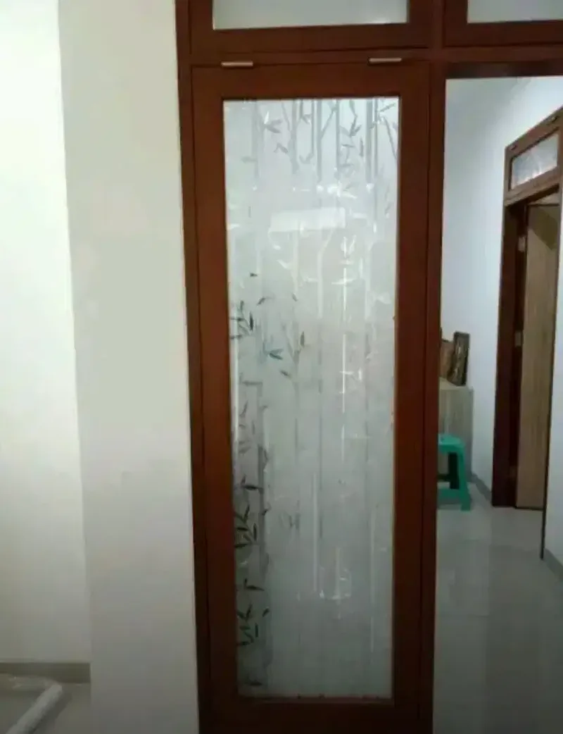 Stiker Sanblas motif dan kaca film terlihat dari luar ruangan cantik - Home & Garden in Bali