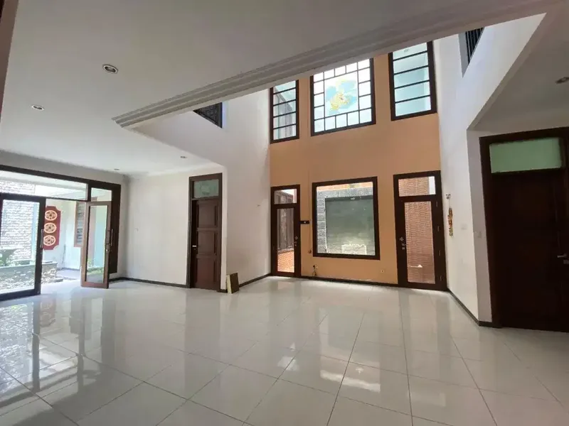 Rumah 2 Lantai 8 Kamar Tidur di Jalan Gatot Subroto Tengah - Real Estate in Bali