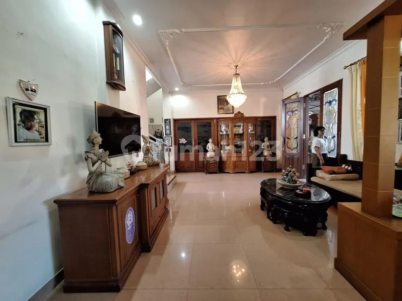 Dijual Rumah Mewah 2 Lantai di Ahmad Yani Selatan Denpasar Dekat Kantor Pajak - 3+1 KT - Bali in Bali