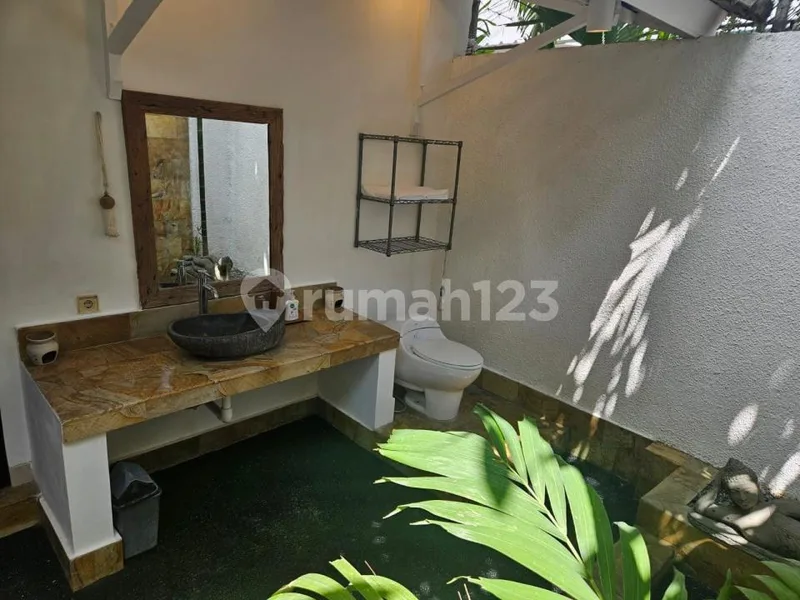 Villa 3 Kamar Strategis With Pool Dekat Pantai, Bandara, Seminyak - Real Estate in Bali