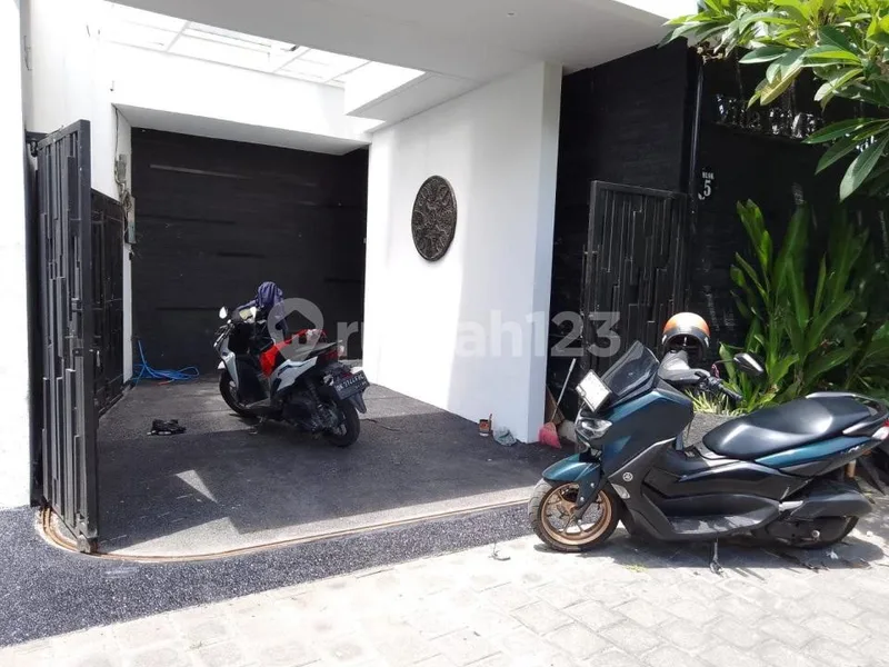 Villa 2 Lantai Furnished Pool Parkiran Lingkungan Elit di Umalas - Real Estate in Bali