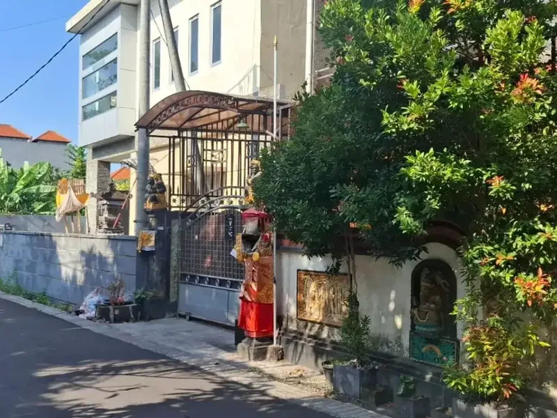 Di jual rumah lantai 2 jalan Mohyamin Renon lokasi strategis jantung kota Renon - Real Estate in Bali