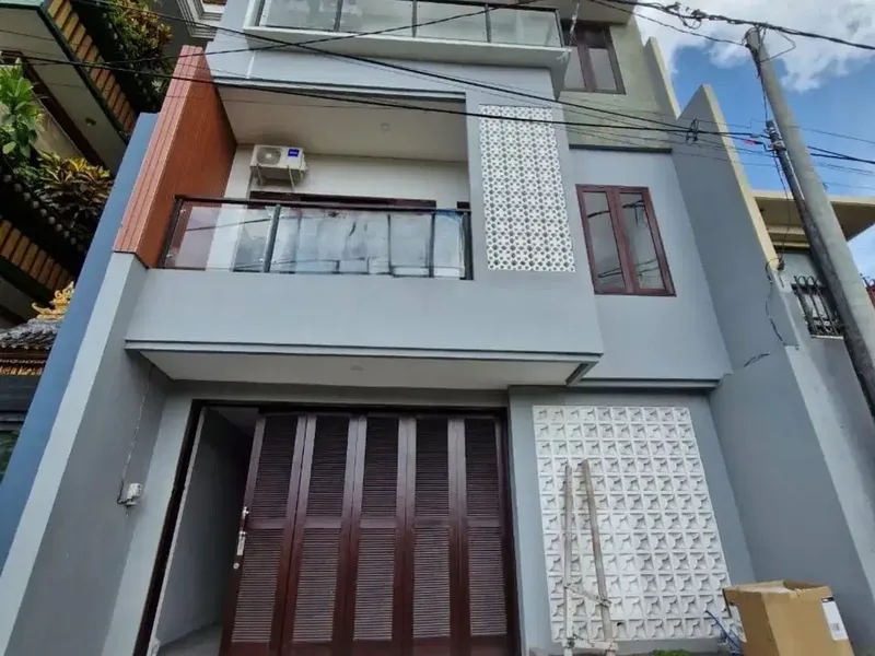 Rumah 4 Lantai dengan Garasi 4 Mobil Disewakan di Pulau Moyo Denpasar - Real Estate in Bali