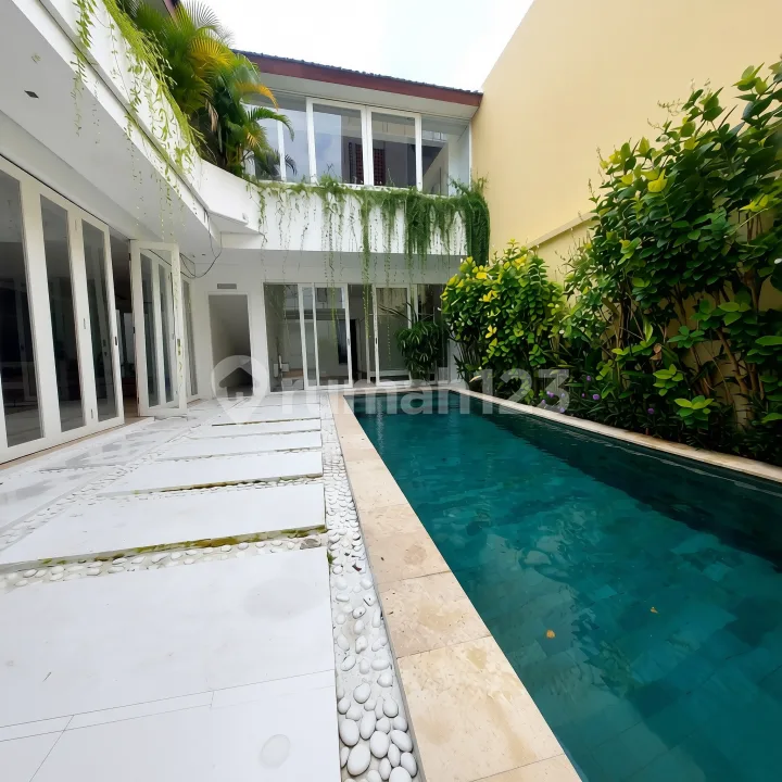 Modern Tropical 3 Bedrooms Leasehold Villa In Berawa Canggu - Bali in Bali