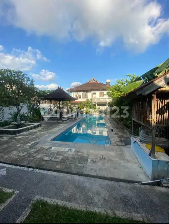 Villa tua Bangunan Kokoh di Kerobokan 8BR Luas 10 are - Real Estate in Bali