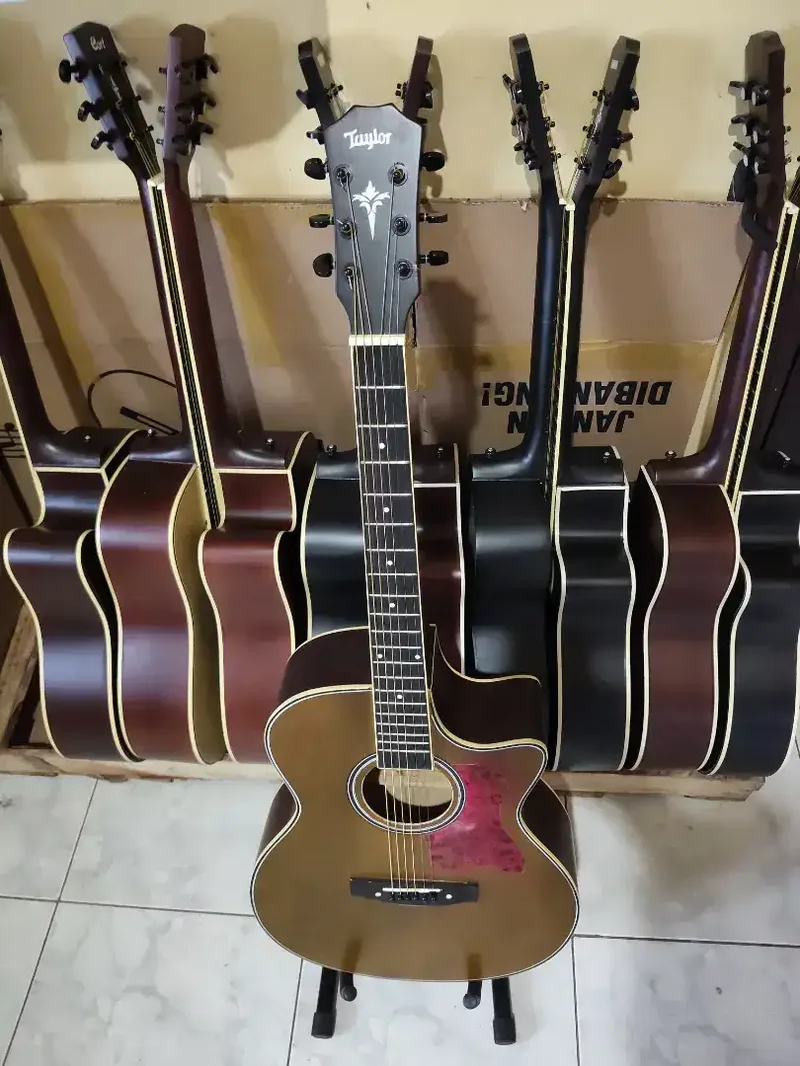 Gitar akustik merek Taylor custom good Quality - Hobbies & Sports in Bali