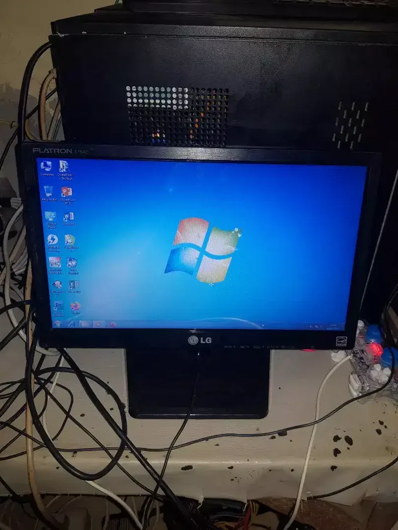 Monitor LED LG 16 inc Normal - Electronics in Bali
