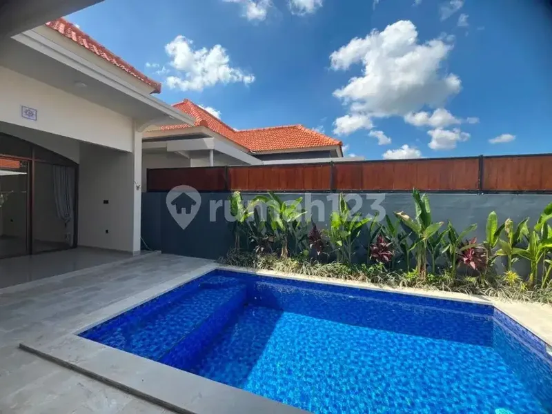 Villa Modern Tropis Merta Agung Kerobokan, Lt200 Lb120, Kolam Renang Privat, Rp 200 Juta/Tahun - Real Estate in Bali