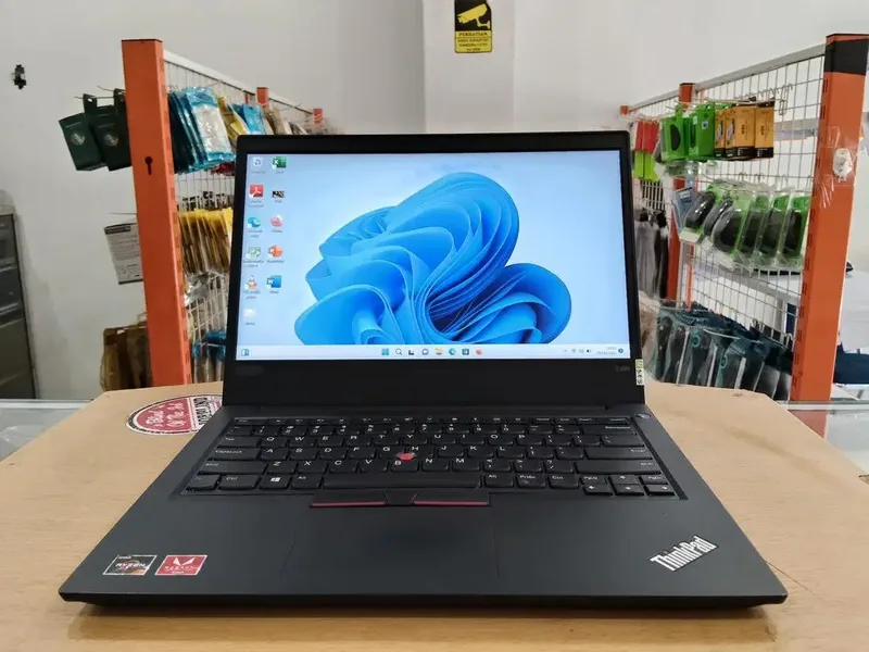 Lenovo ThinkPad E495 Amd Ryzen 7 Ram 16GB SSD 256GB VGA 2GB Mulus - Electronics in Bali