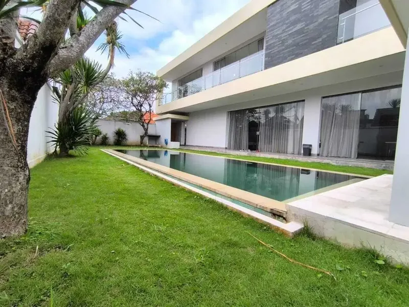 DIJUAL VILLA PRIBADI MEWAH VIEW GUNUNG DI TUMBAK BAYUH - Real Estate in Bali
